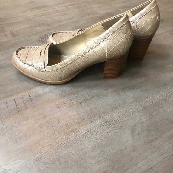 Bandolino taupe, croc print loafer heels. 7 1/2 - Picture 2 of 4
